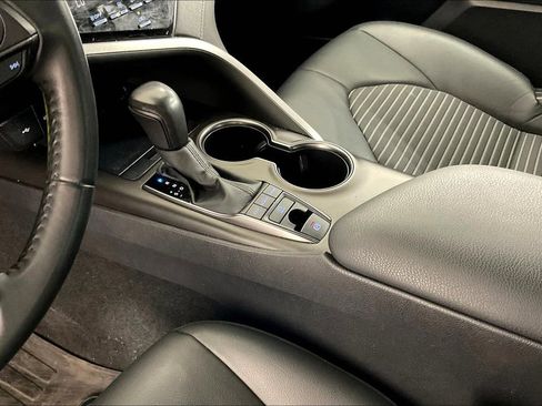 Used 2022 Toyota Camry SE image 19
