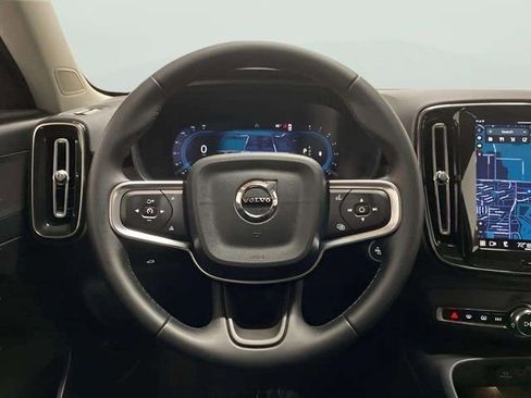 Used 2025 Volvo XC40 B5 Plus image 17