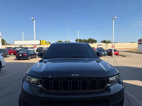 Used 2022 Jeep Grand Cherokee L Limited AWD/4WD image 2