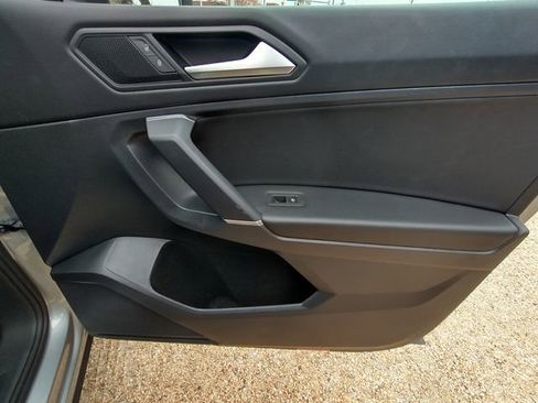 Used 2020 Volkswagen Tiguan SE image 31