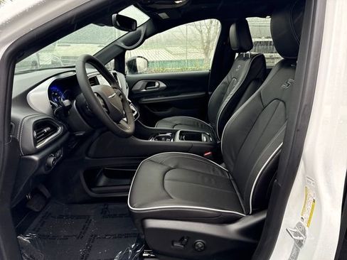 New 2026 Chrysler Pacifica Limited image 15