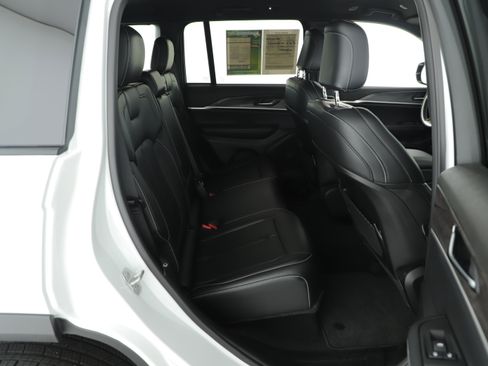 Used 2025 Jeep Grand Cherokee Limited w/ Trailer Tow Package image 13