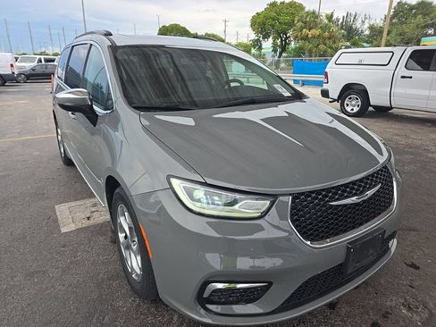 Used 2023 Chrysler Pacifica Limited FWD image 2