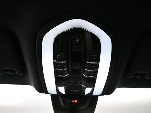 Used 2025 Porsche Macan image 21