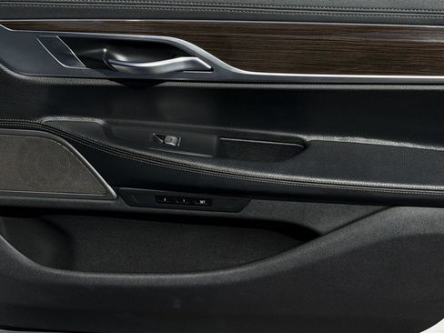 Used 2020 BMW 740i xDrive w/ Cold Weather Package image 27