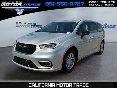 Used 2024 Chrysler Pacifica Touring-L