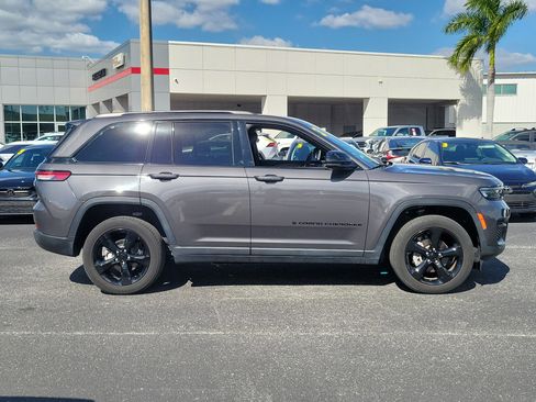 Used 2023 Jeep Grand Cherokee Altitude image 7