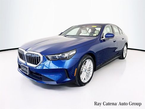 Certified 2024 BMW 530i xDrive w/ Convenience Package AWD/4WD image 3