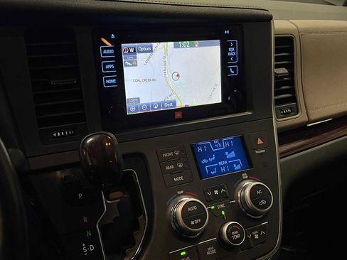 Used 2017 Toyota Sienna Limited Premium image 25