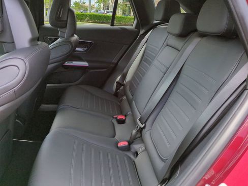 Used 2025 Mercedes-Benz GLC 300 4MATIC image 14