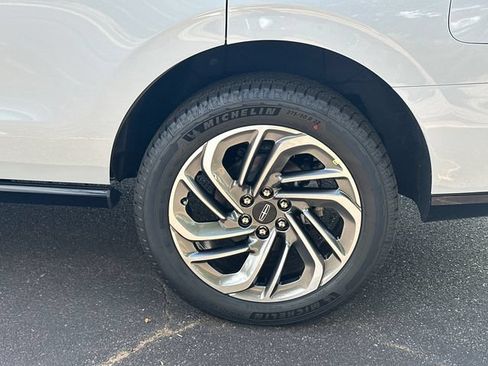 New 2026 Lincoln Navigator Reserve AWD/4WD image 19