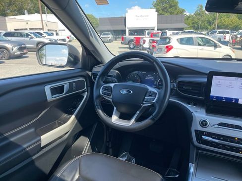 Used 2021 Ford Explorer XLT w/ Equipment Group 202A AWD/4WD image 9