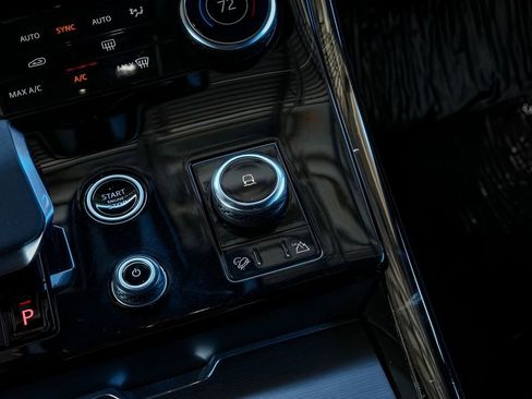 Used 2023 Land Rover Range Rover Sport SE image 32