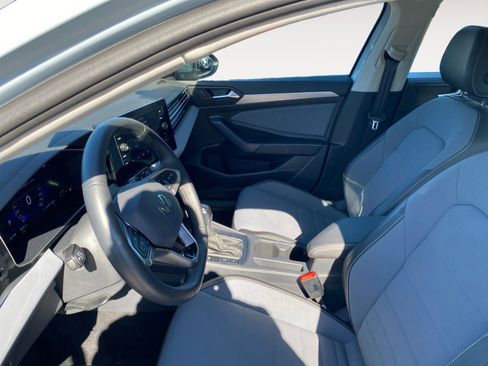 Used 2025 Volkswagen Jetta SE FWD image 17