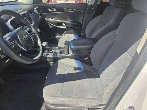 Used 2019 Kia Sorento LX image 9