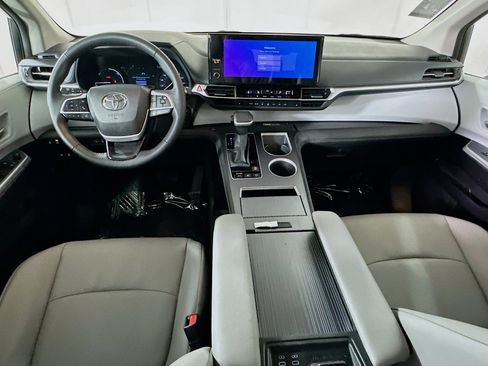 Used 2025 Toyota Sienna XLE FWD image 26