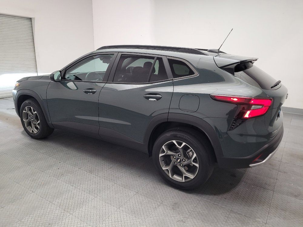 Used 2025 Chevrolet Trax LT w/ LT Convenience Package FWD image 3