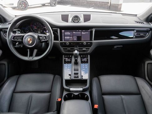 Certified 2025 Porsche Macan image 12