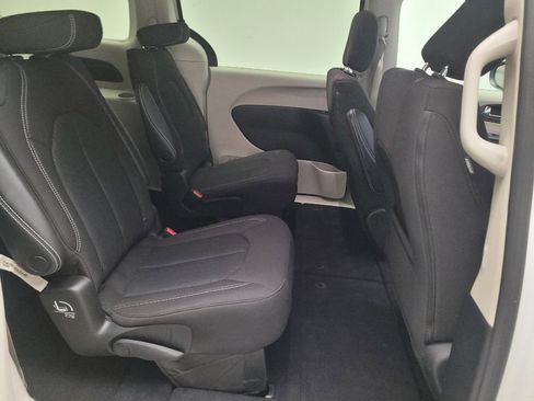 Used 2022 Chrysler Voyager LX FWD image 19