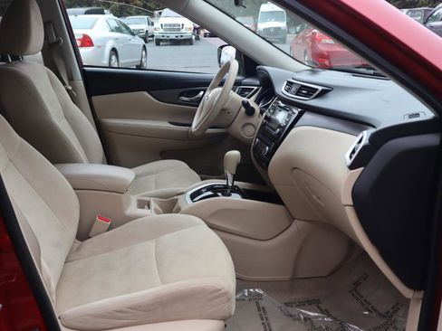 Used 2015 Nissan Rogue SV w/ SV Moonroof Package image 36