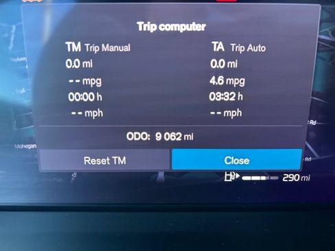 Certified 2025 Volvo XC40 B5 Plus AWD/4WD image 23