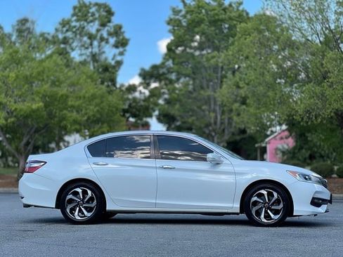 Used 2017 Honda Accord EX image 4