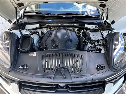 Certified 2026 Porsche Macan AWD/4WD image 15