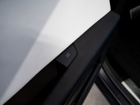 Used 2024 Tesla Cybertruck AWD Crew Cab image 18