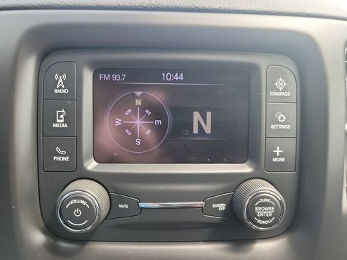 Used 2017 Jeep Compass Latitude w/ Cold Weather Group FWD image 19