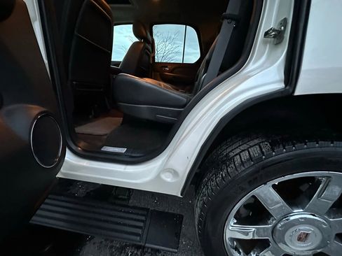 Used 2013 Cadillac Escalade Luxury image 14