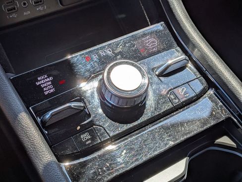 Used 2022 Jeep Grand Cherokee Overland w/ Luxury Tech Group IV AWD/4WD image 19