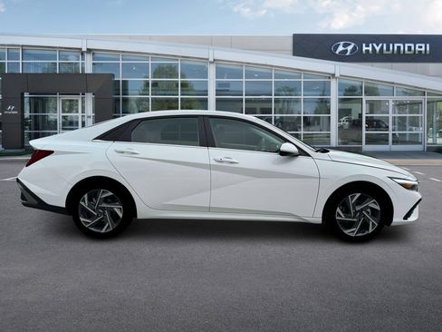 New 2025 Hyundai Elantra SEL image 9
