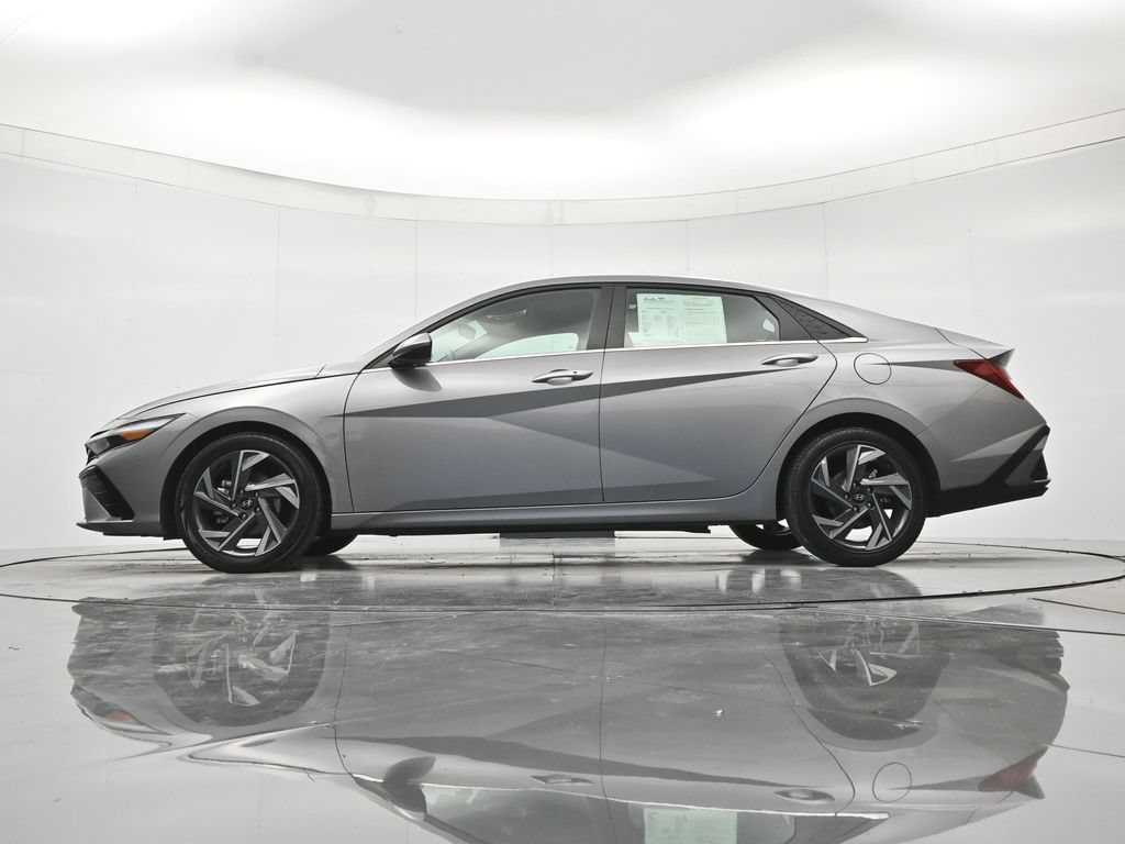Used 2025 Hyundai Elantra SEL FWD image 44