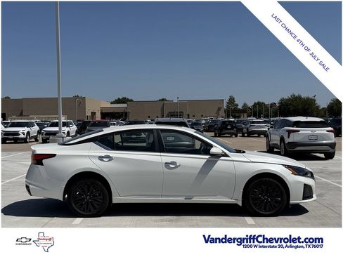 Used 2025 Nissan Altima 2.5 SV w/ SV Special Edition Package AWD/4WD image 3