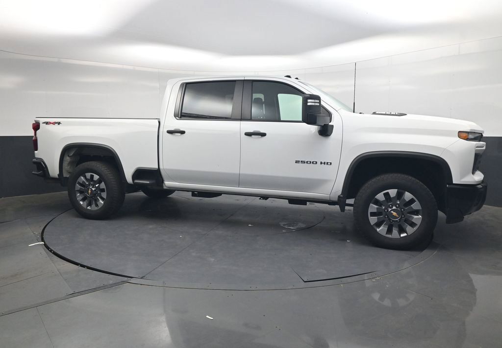 Used 2024 Chevrolet Silverado 2500 Custom AWD/4WD image 4