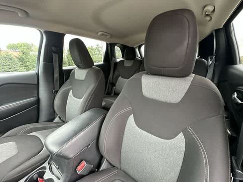 Used 2018 Jeep Cherokee Latitude AWD/4WD image 13