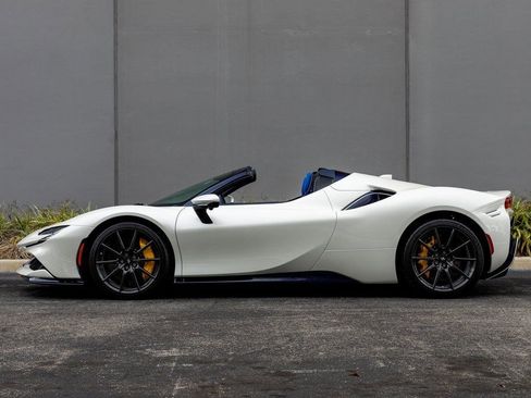 Used 2022 Ferrari SF90 Spider image 2
