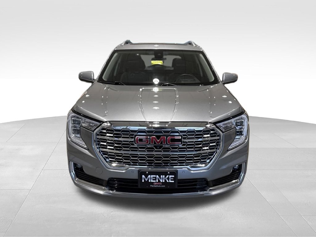 Used 2024 GMC Terrain Denali w/ Denali Premium Package AWD/4WD image 2