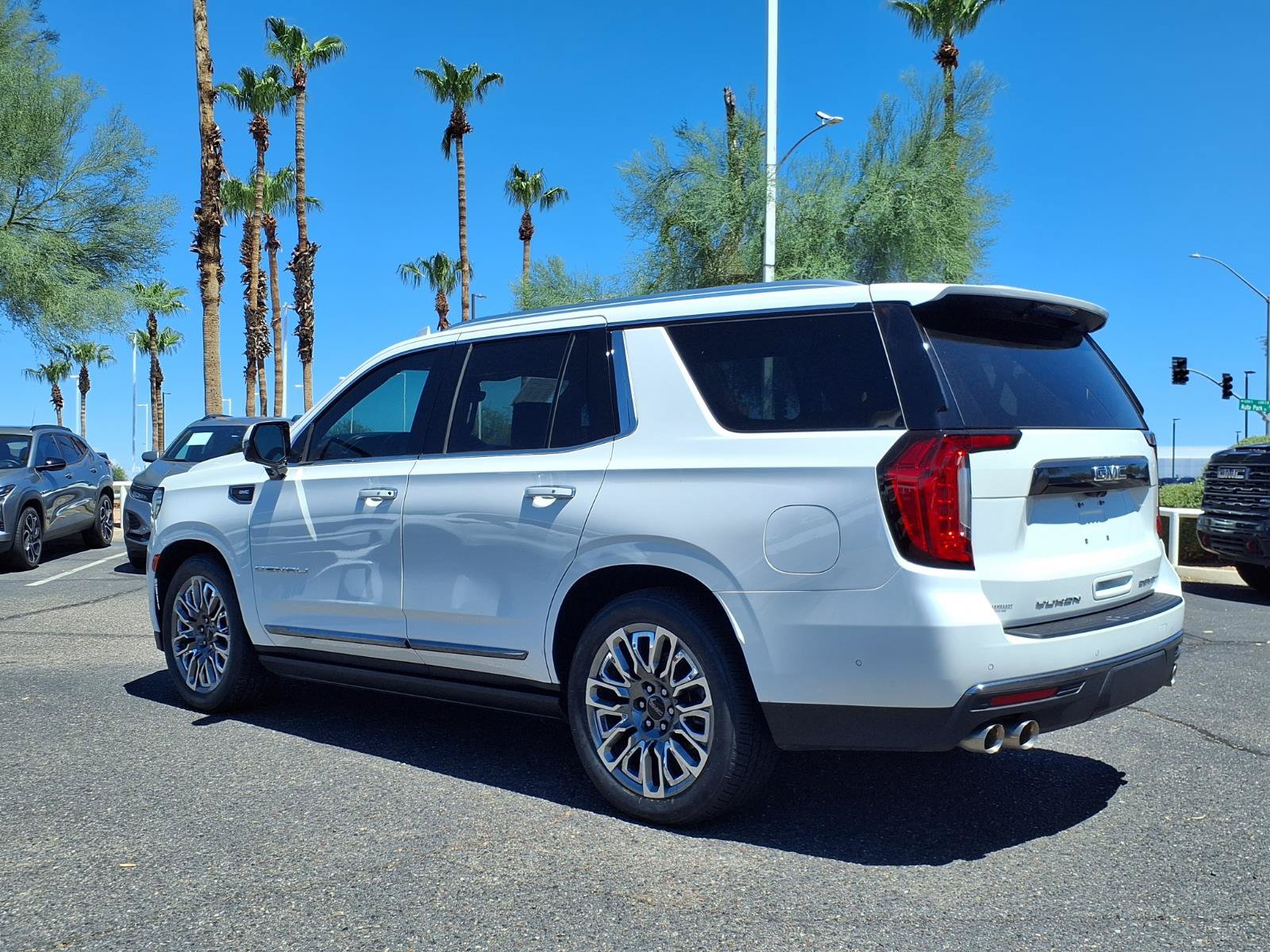 Used 2024 GMC Yukon Denali Ultimate AWD/4WD image 8