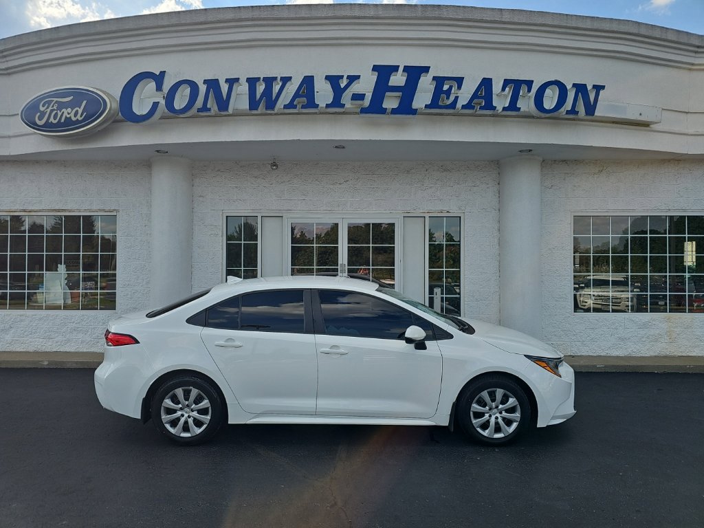 Used 2025 Toyota Corolla LE FWD image 1