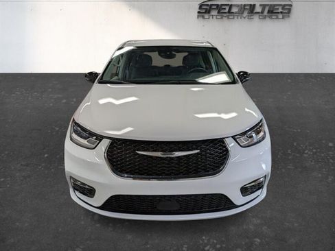 Used 2024 Chrysler Pacifica Touring-L FWD image 6