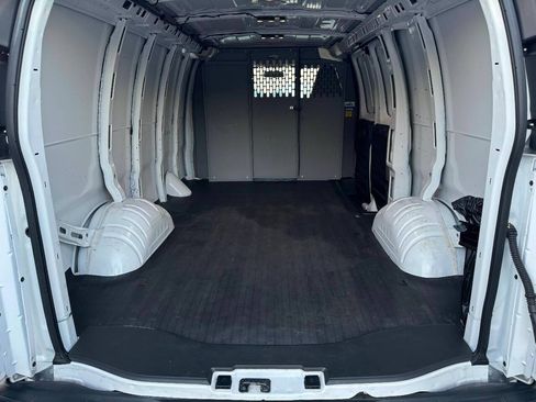 Used 2022 Chevrolet Express 3500 w/ Driver Convenience Package RWD image 8