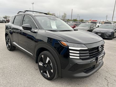 Used 2025 Nissan Kicks SR image 1