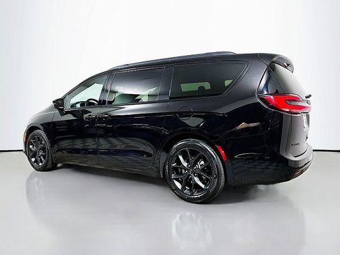 Used 2025 Chrysler Pacifica Limited image 5