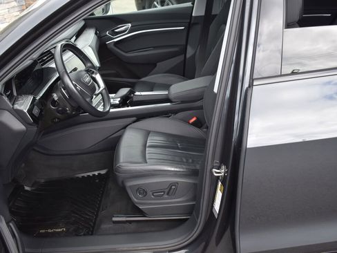 Used 2021 Audi e-tron Premium w/ Convenience Plus Package image 17