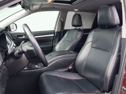 Used 2019 Toyota Highlander XLE FWD image 28
