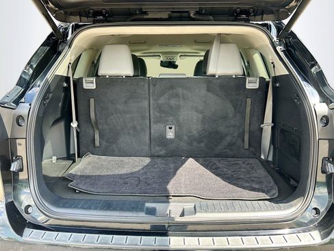 Used 2024 Toyota Highlander XLE FWD image 13