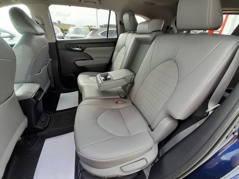 Used 2021 Toyota Highlander XLE AWD/4WD image 41