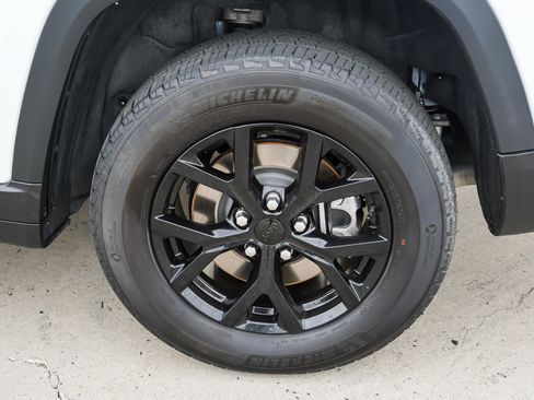 Used 2024 Jeep Grand Cherokee L Altitude AWD/4WD image 13