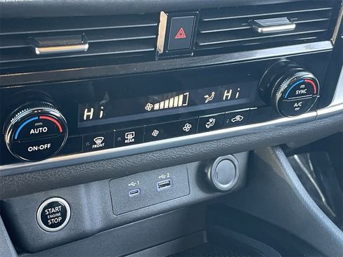 Used 2022 Nissan Rogue SV image 27